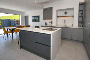 Dexters Den - Sea views, yards from Beach